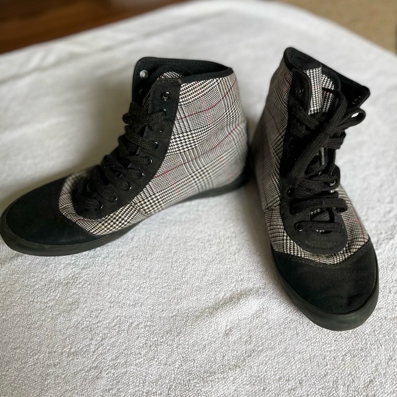 Sportsgirl houndstooth plaid high top sneakers - Picture 3 of 6